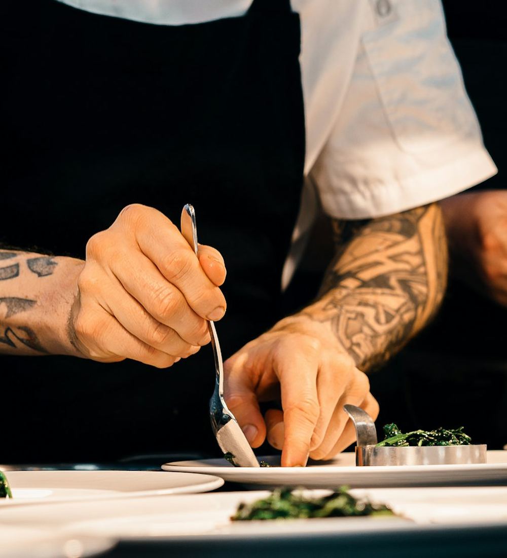 Bir catering etkinliği için tabak hazırlayan şef